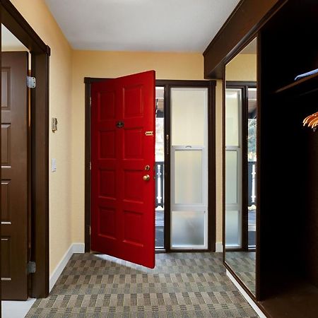 Cozystay Signature Lake Okanagan Resort Келоуна Екстер'єр фото