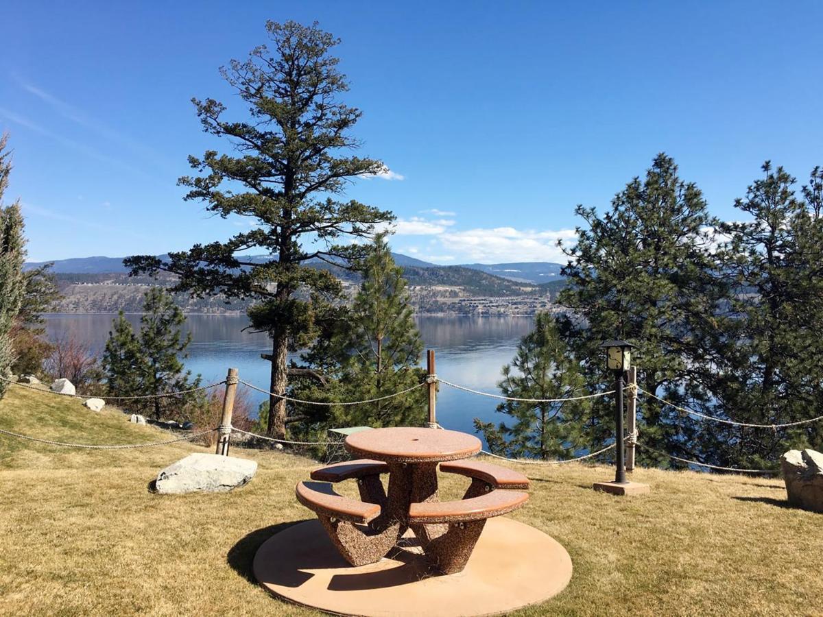 Cozystay Signature Lake Okanagan Resort Келоуна Екстер'єр фото