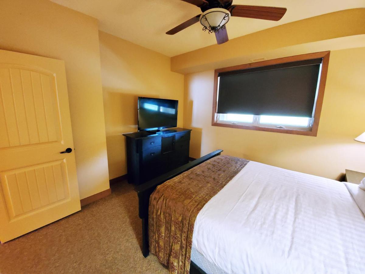 Cozystay Signature Lake Okanagan Resort Келоуна Екстер'єр фото