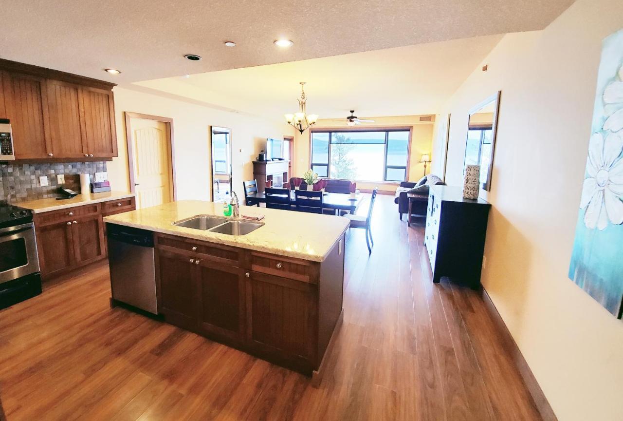 Cozystay Signature Lake Okanagan Resort Келоуна Екстер'єр фото