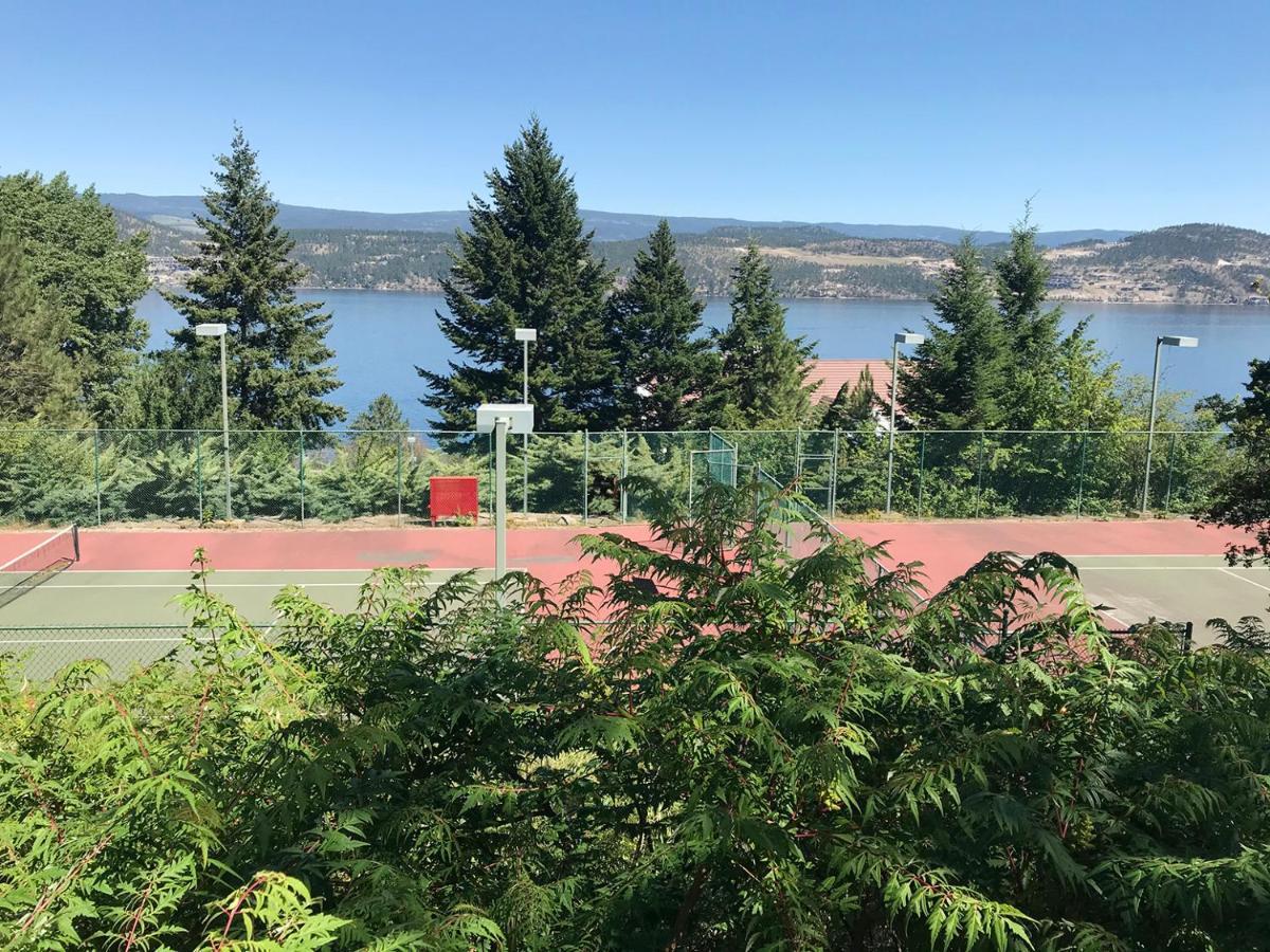 Cozystay Signature Lake Okanagan Resort Келоуна Екстер'єр фото