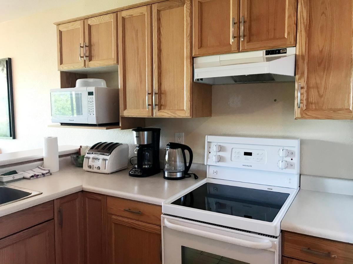Cozystay Signature Lake Okanagan Resort Келоуна Екстер'єр фото