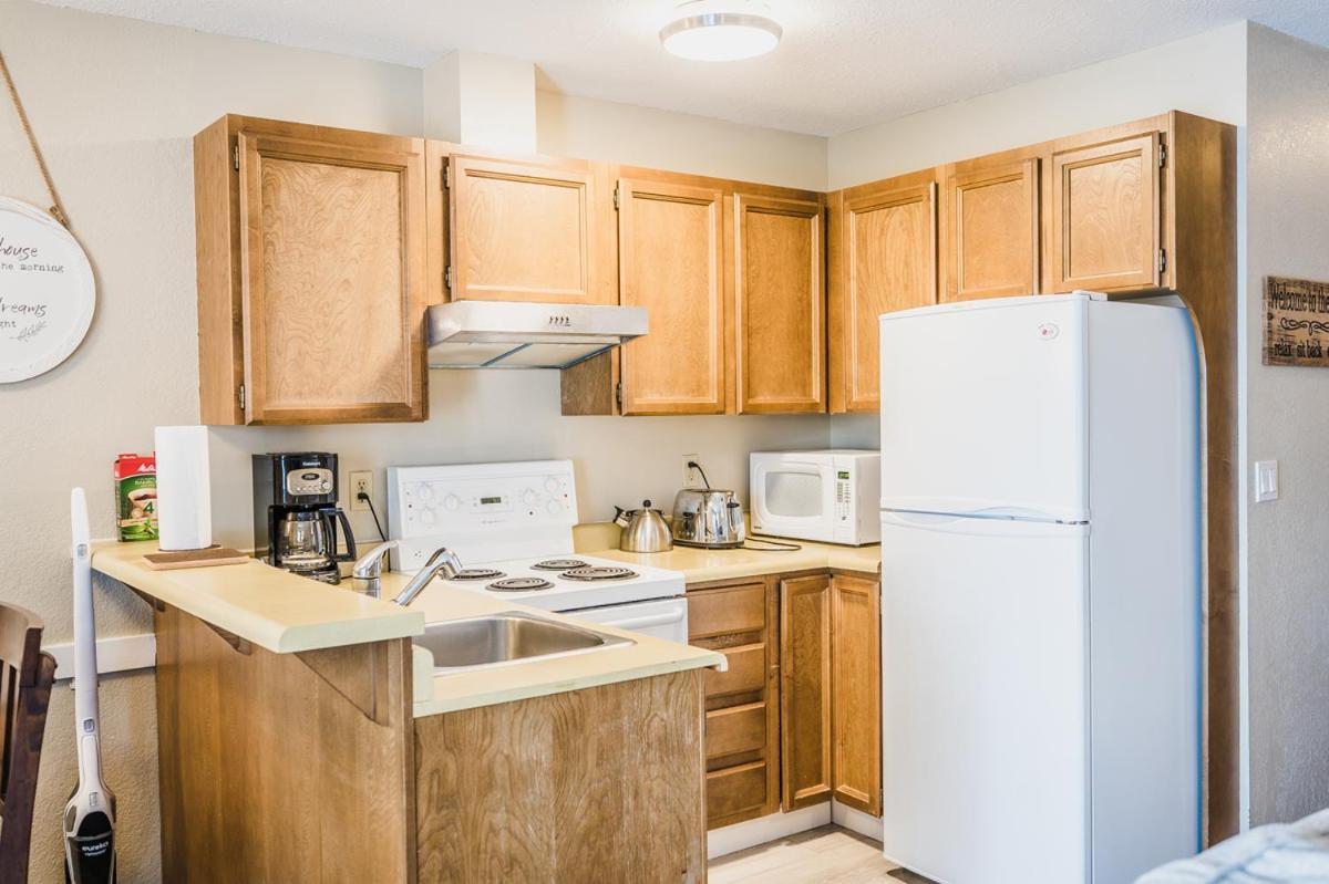 Cozystay Signature Lake Okanagan Resort Келоуна Екстер'єр фото