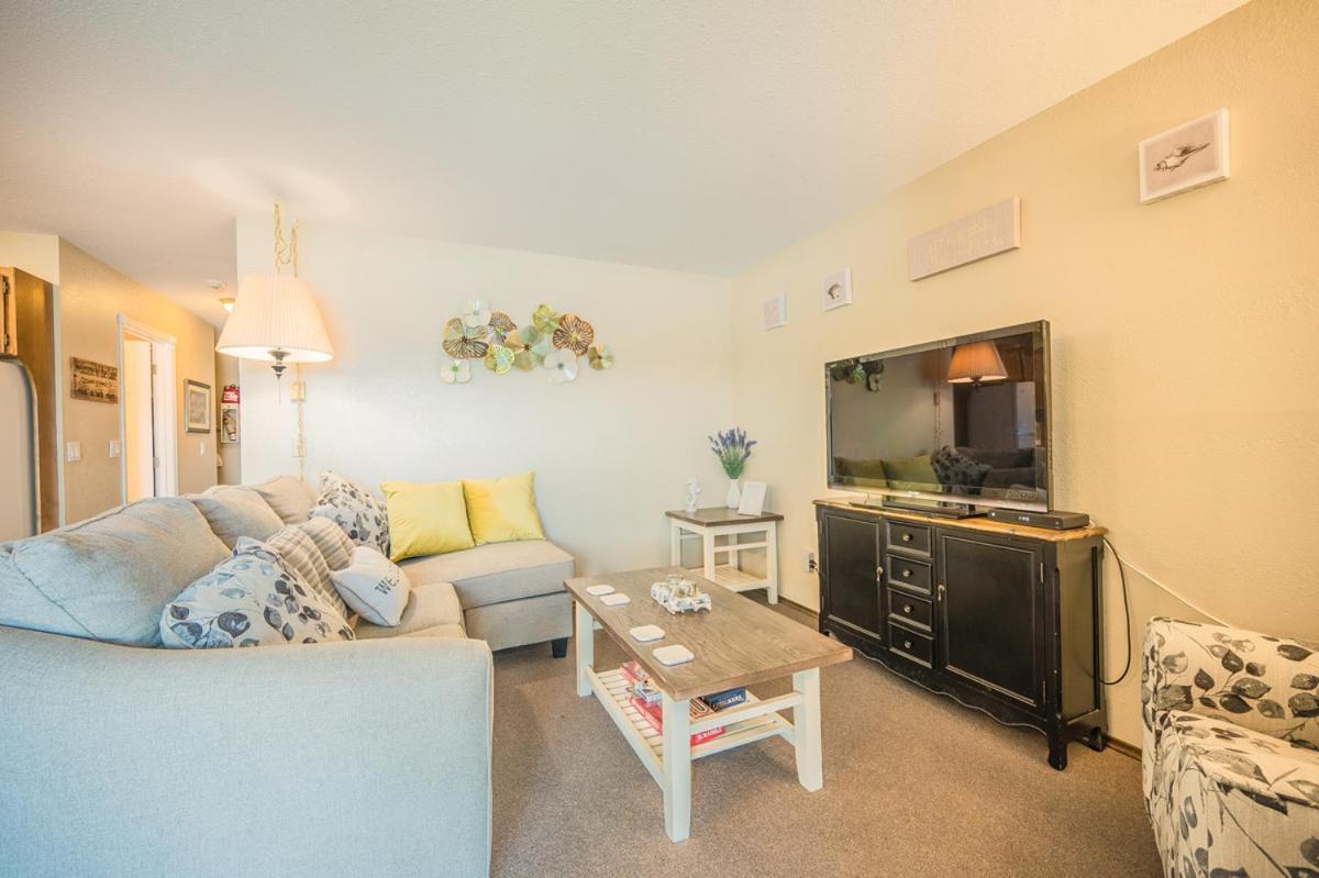 Cozystay Signature Lake Okanagan Resort Келоуна Екстер'єр фото