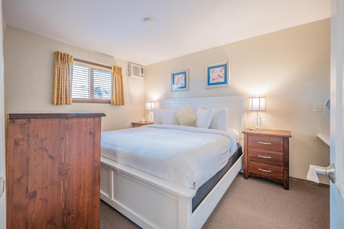 Cozystay Signature Lake Okanagan Resort Келоуна Екстер'єр фото