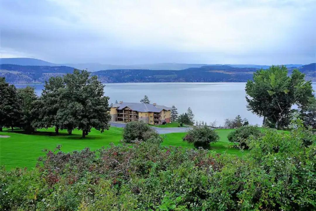 Cozystay Signature Lake Okanagan Resort Келоуна Екстер'єр фото