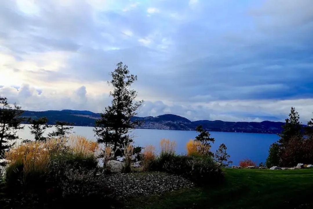 Cozystay Signature Lake Okanagan Resort Келоуна Екстер'єр фото