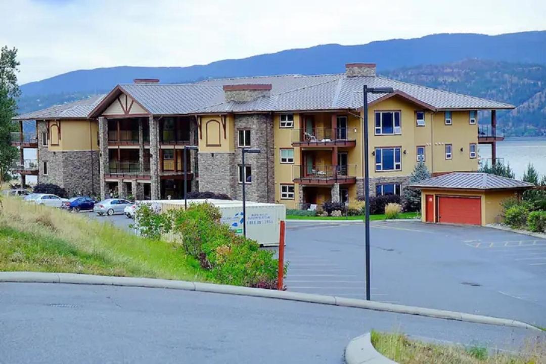 Cozystay Signature Lake Okanagan Resort Келоуна Екстер'єр фото