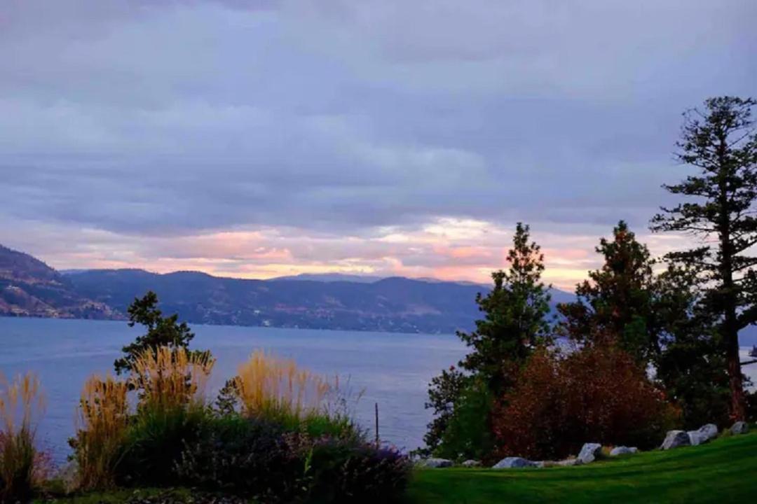 Cozystay Signature Lake Okanagan Resort Келоуна Екстер'єр фото